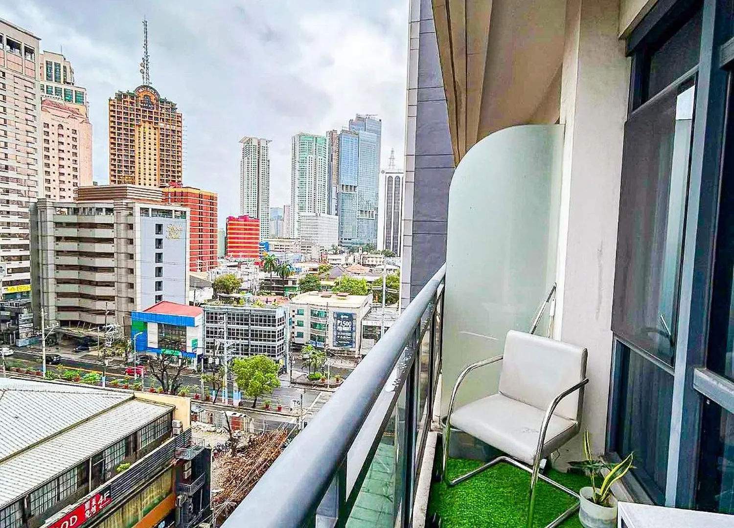 Apartment Condo In Makati With Fast Wifi, Free Pool, Netflix And Own Balcony Manila