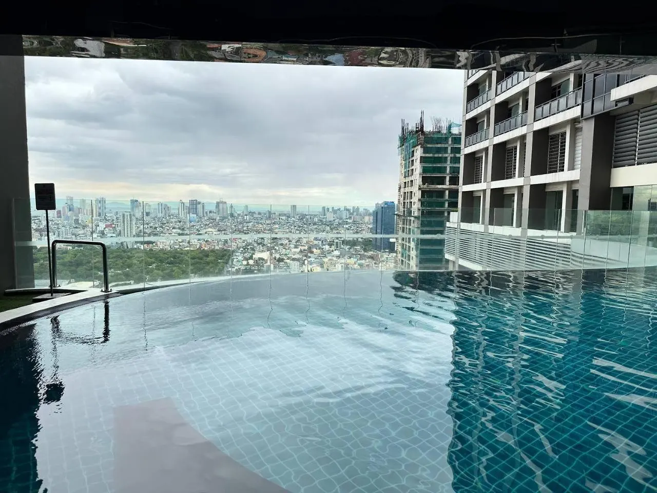 Condo In Makati With Fast Wifi, Free Pool, Netflix And Own Balcony Manila