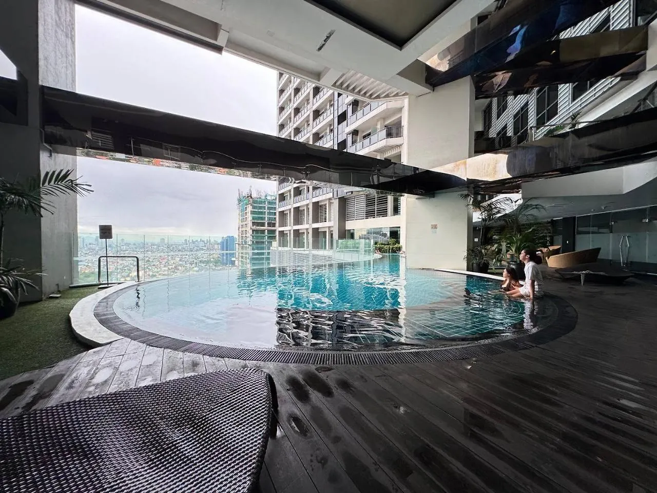 Apartment Condo In Makati With Fast Wifi, Free Pool, Netflix And Own Balcony Manila