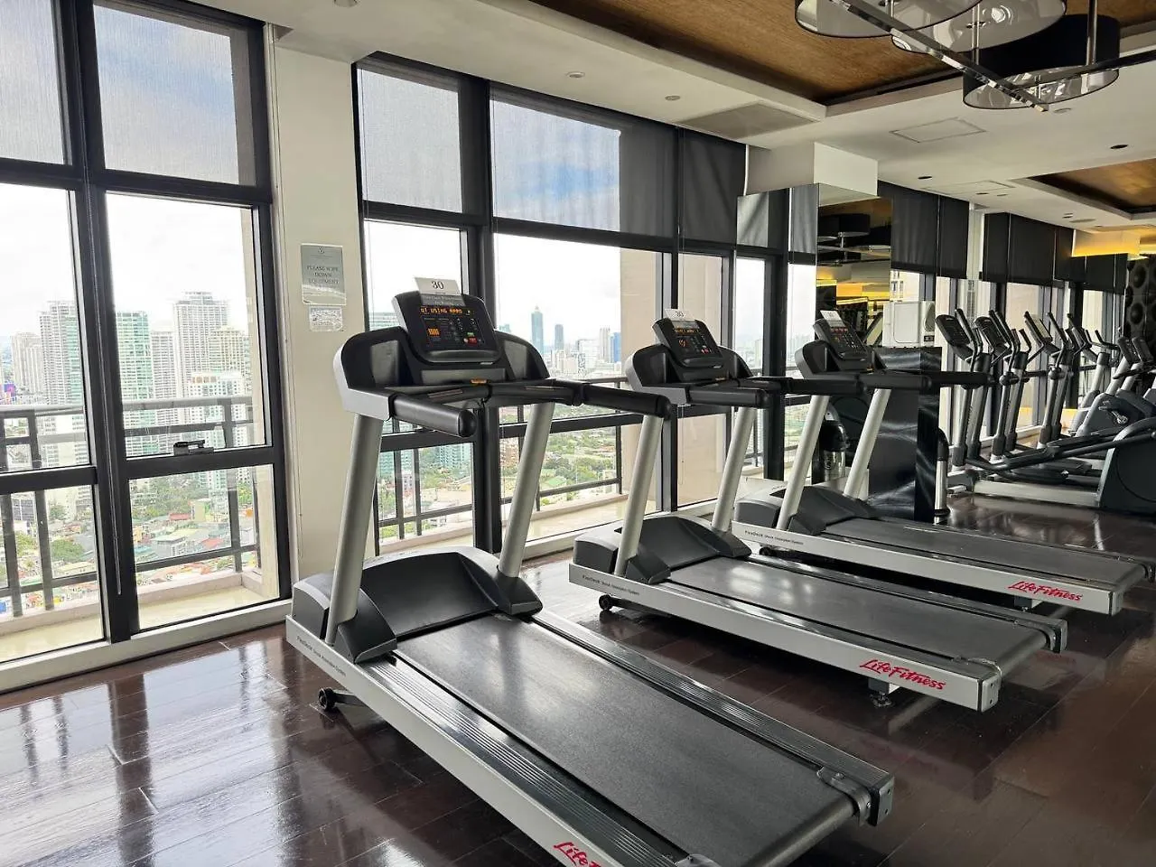 Condo In Makati With Fast Wifi, Free Pool, Netflix And Own Balcony Manila Apartment