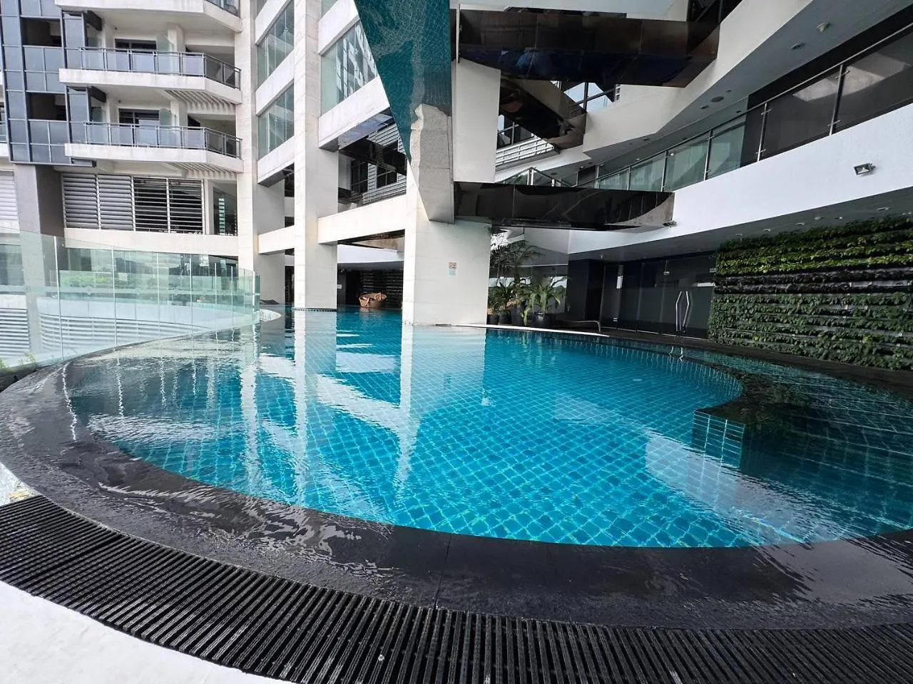 Condo In Makati With Fast Wifi, Free Pool, Netflix And Own Balcony Manila 0*,