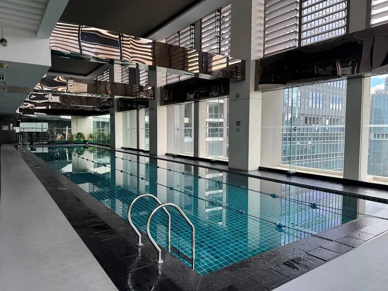 Condo In Makati With Fast Wifi, Free Pool, Netflix And Own Balcony Manila Apartment