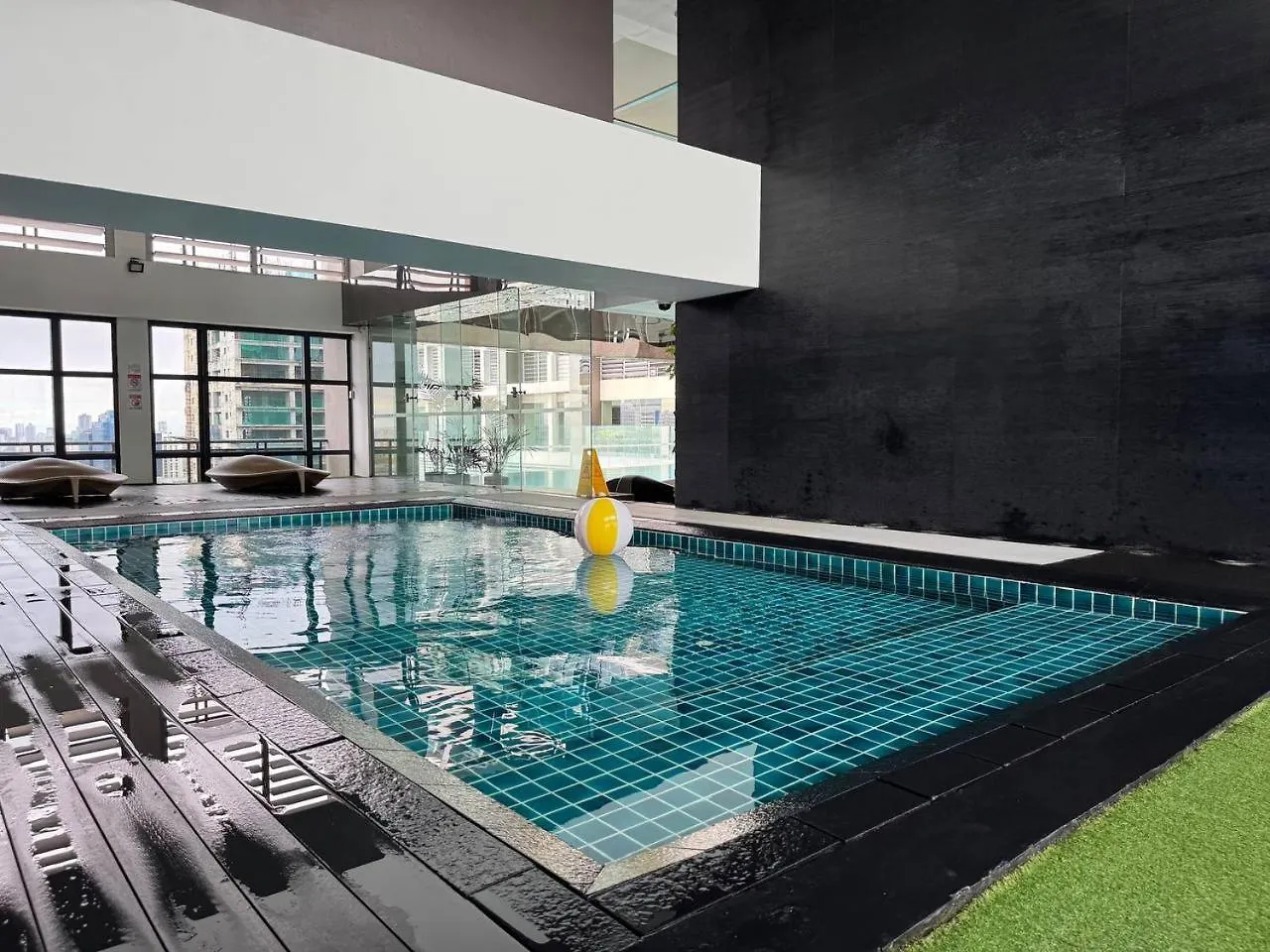 Condo In Makati With Fast Wifi, Free Pool, Netflix And Own Balcony Manila 0*,