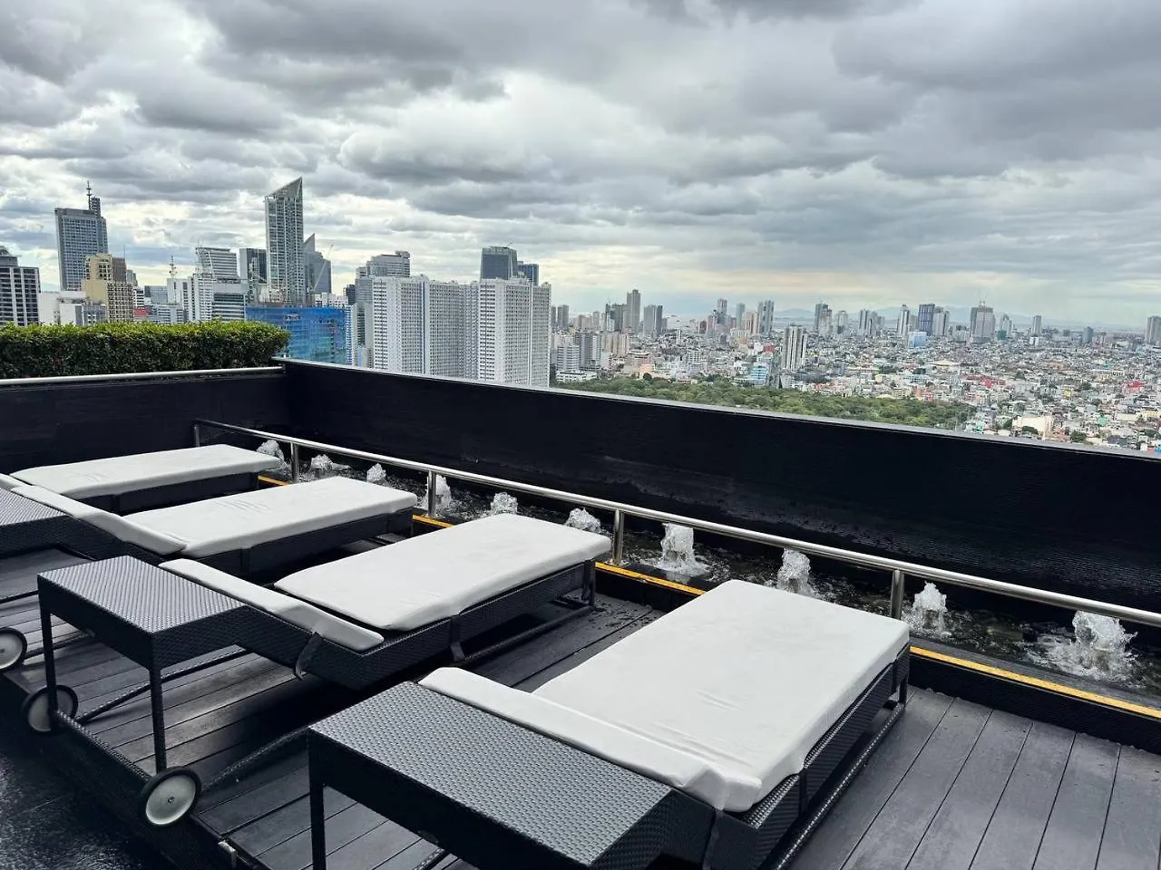 Apartment Condo In Makati With Fast Wifi, Free Pool, Netflix And Own Balcony Manila
