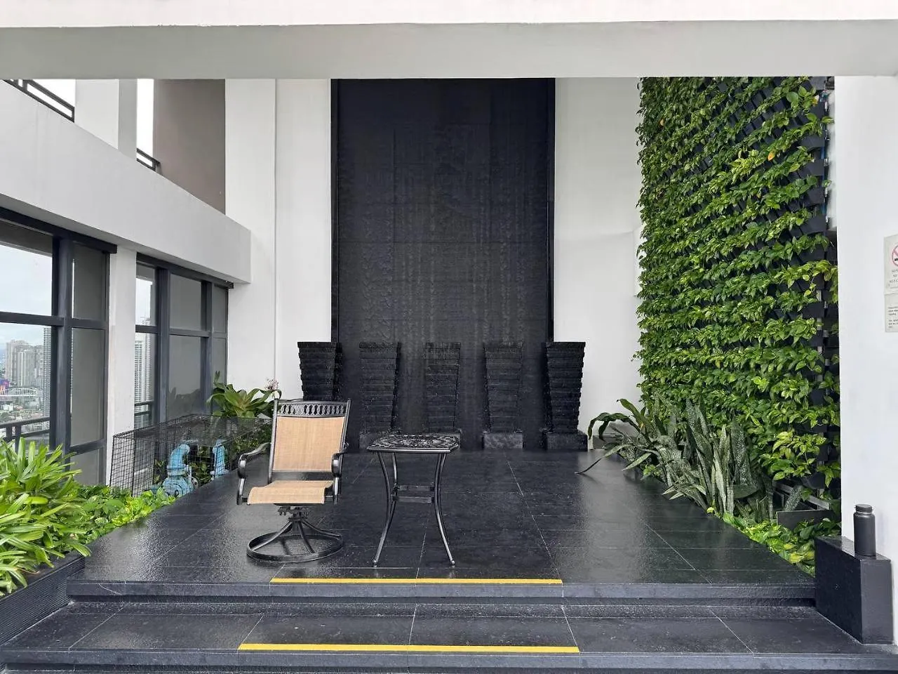 Condo In Makati With Fast Wifi, Free Pool, Netflix And Own Balcony Manila 0*,