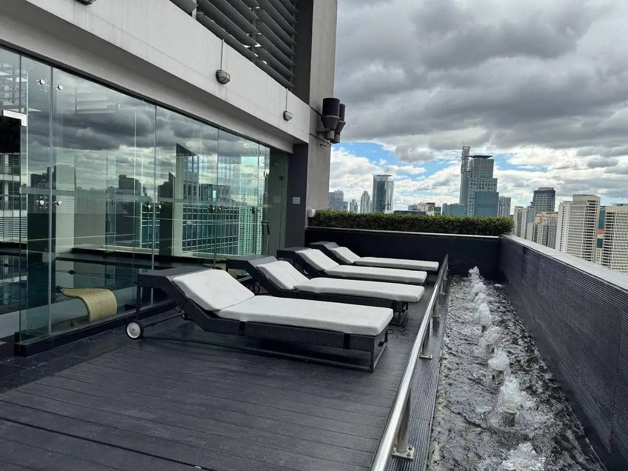 Condo In Makati With Fast Wifi, Free Pool, Netflix And Own Balcony Manila Apartment