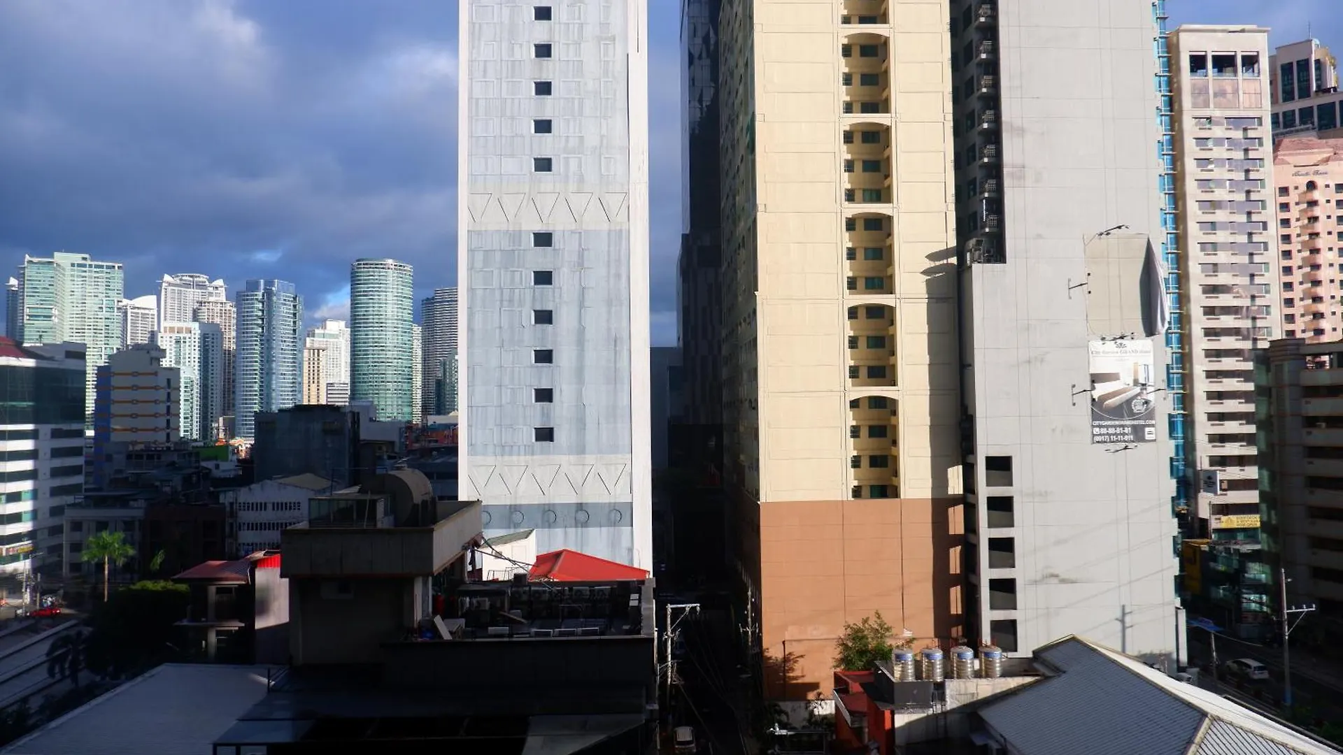 Apartment Condo In Makati With Fast Wifi, Free Pool, Netflix And Own Balcony Manila Philippines
