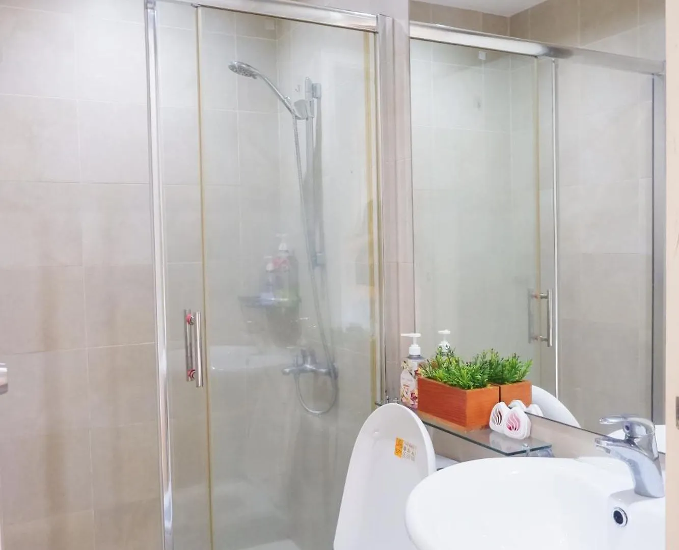 Condo In Makati With Fast Wifi, Free Pool, Netflix And Own Balcony Manila 0*,