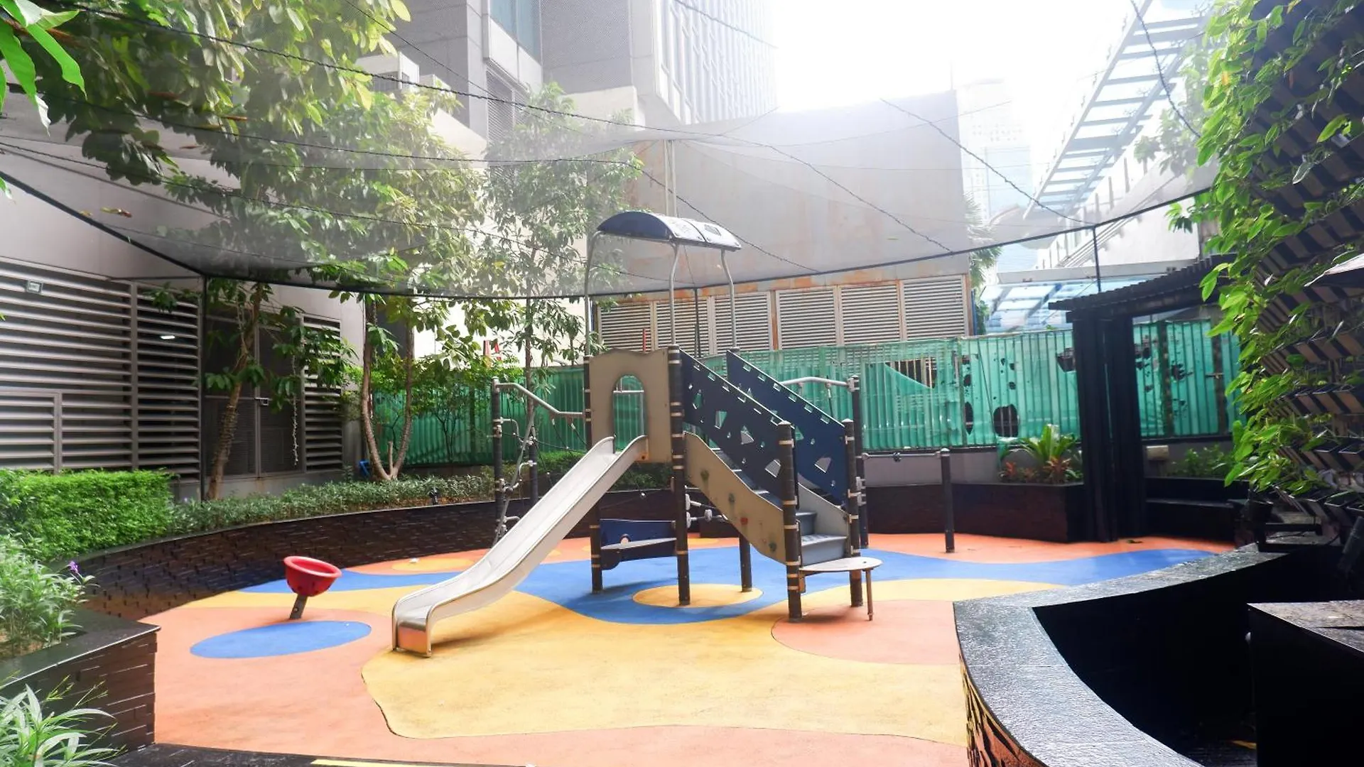 Condo In Makati With Fast Wifi, Free Pool, Netflix And Own Balcony Manila 0*,