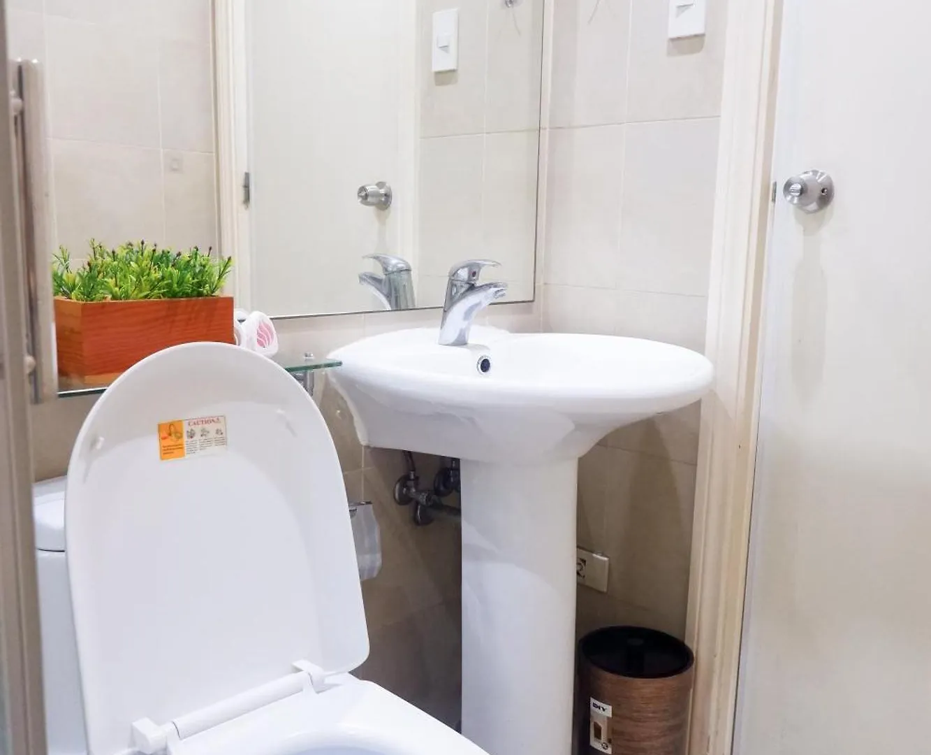 Condo In Makati With Fast Wifi, Free Pool, Netflix And Own Balcony Manila