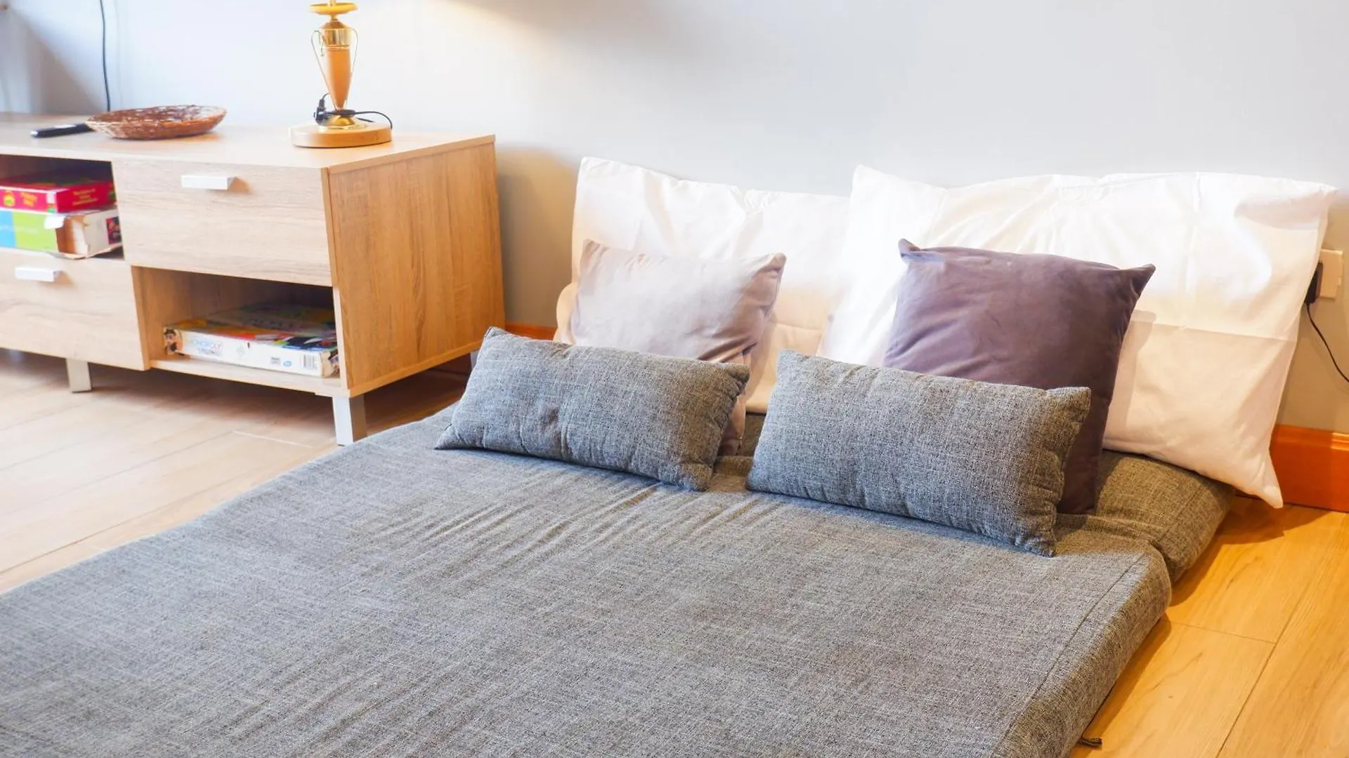 Condo In Makati With Fast Wifi, Free Pool, Netflix And Own Balcony Manila Apartment
