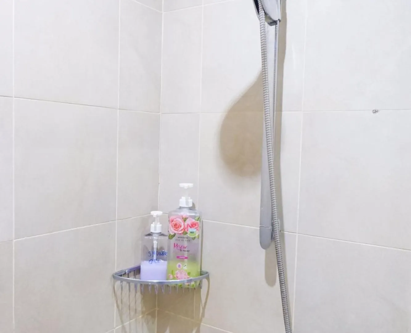 Condo In Makati With Fast Wifi, Free Pool, Netflix And Own Balcony Manila Apartment