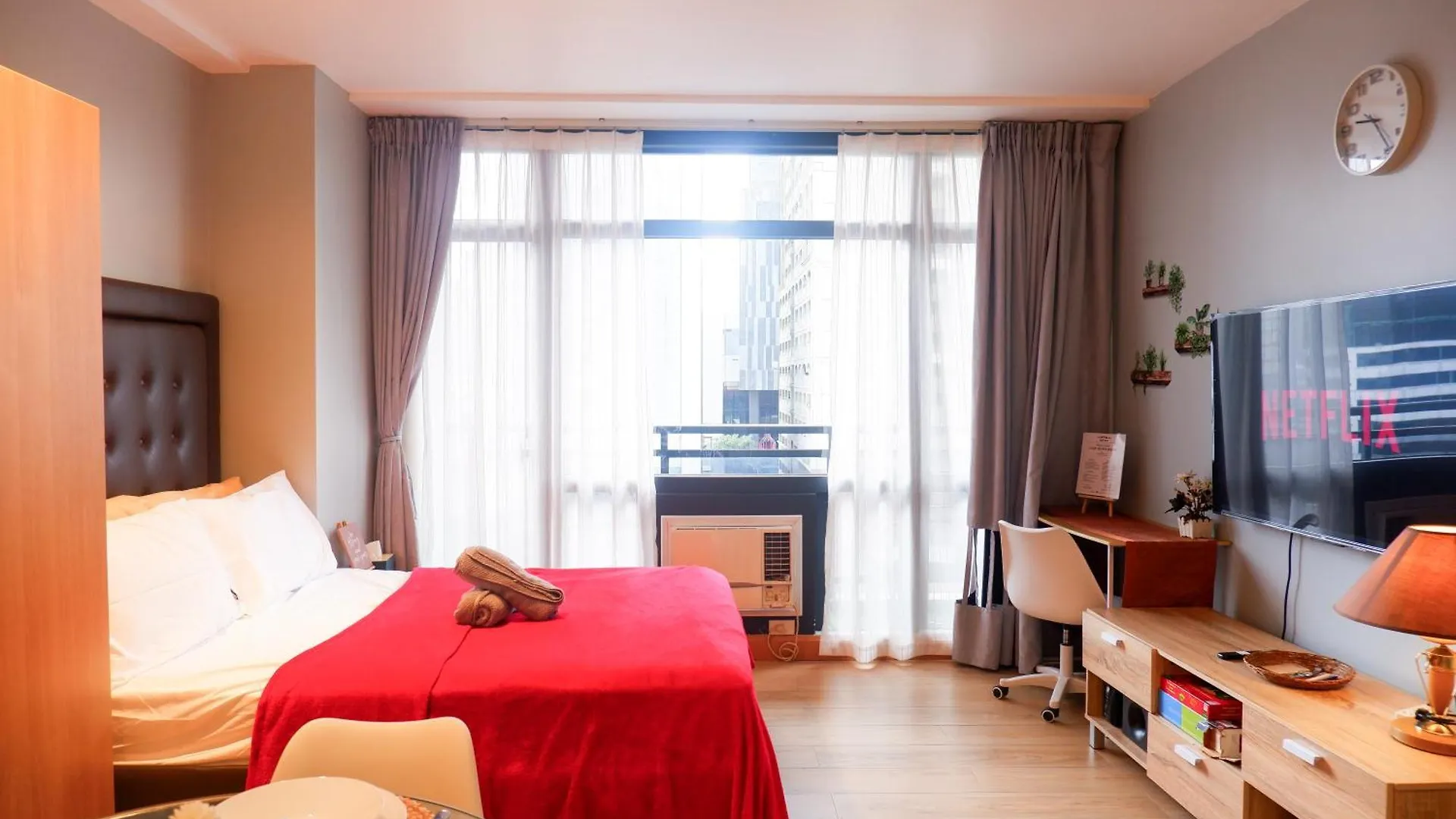 Condo In Makati With Fast Wifi, Free Pool, Netflix And Own Balcony Manila