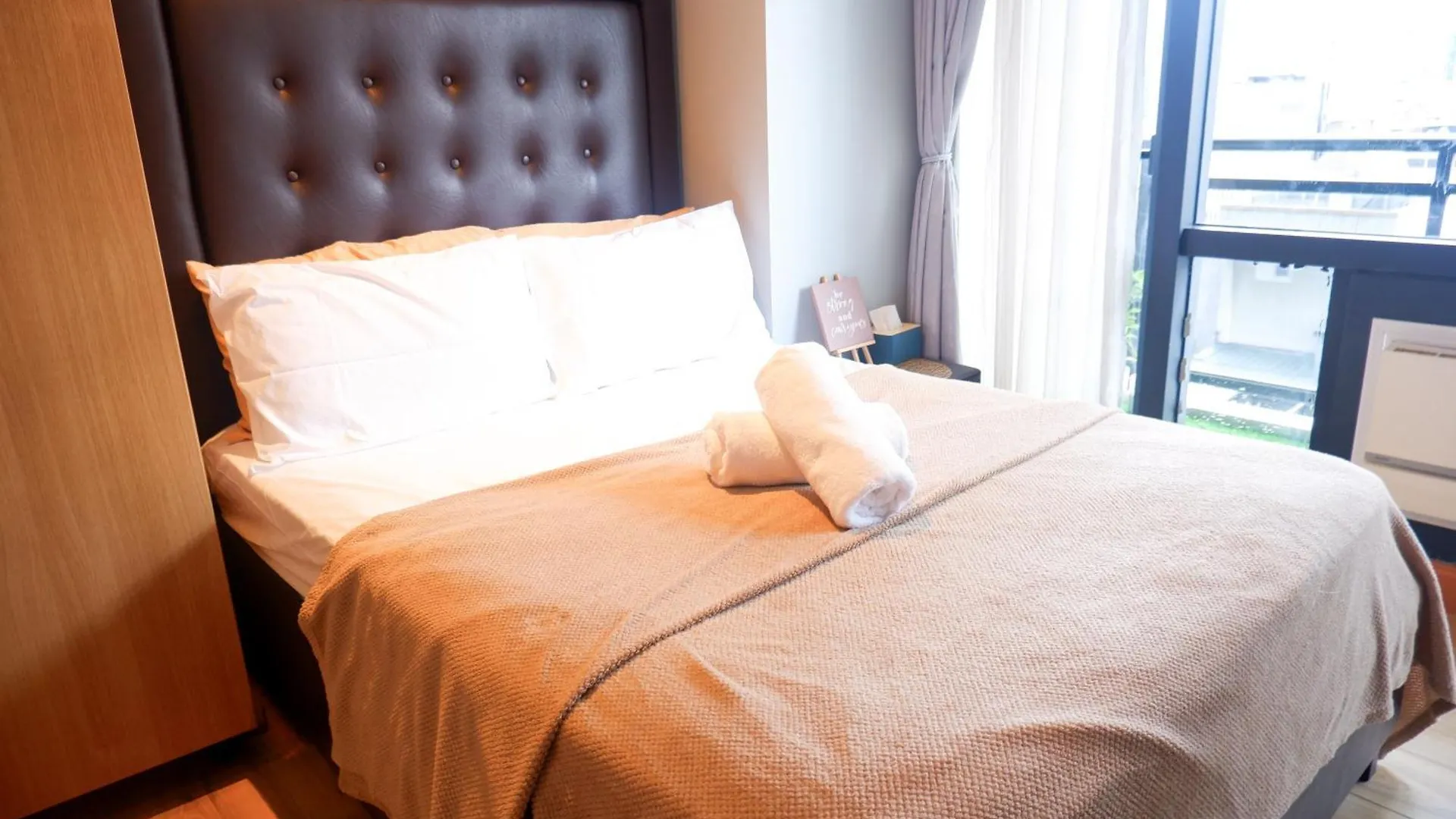 Condo In Makati With Fast Wifi, Free Pool, Netflix And Own Balcony Manila 0*,  Philippines