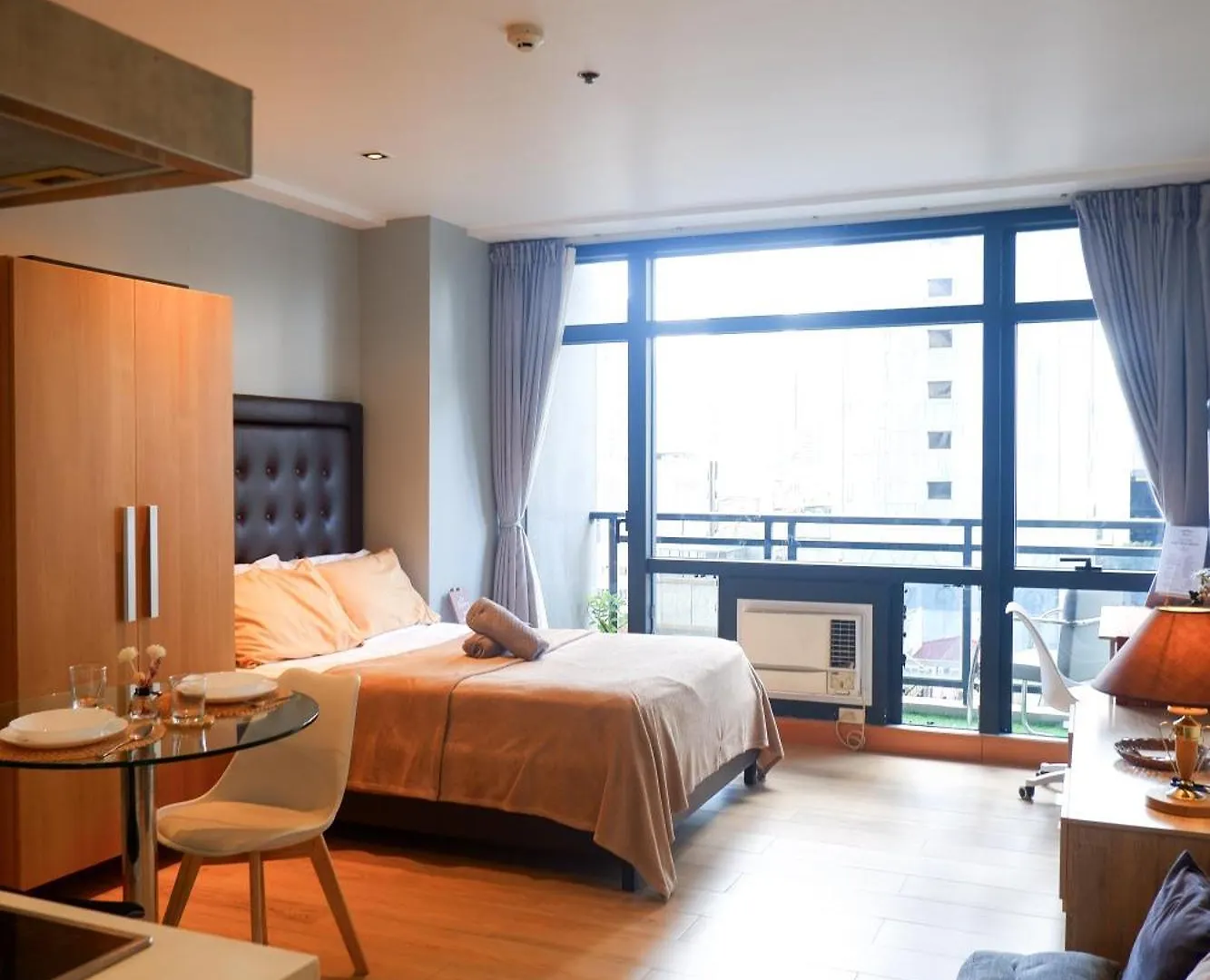 Apartment Condo In Makati With Fast Wifi, Free Pool, Netflix And Own Balcony Manila