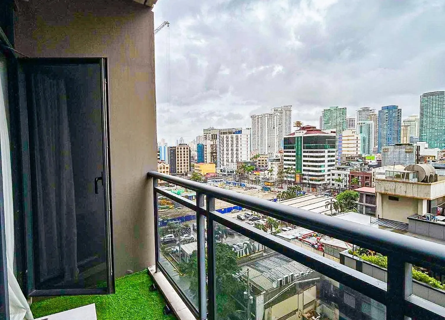 Condo In Makati With Fast Wifi, Free Pool, Netflix And Own Balcony Manila Philippines