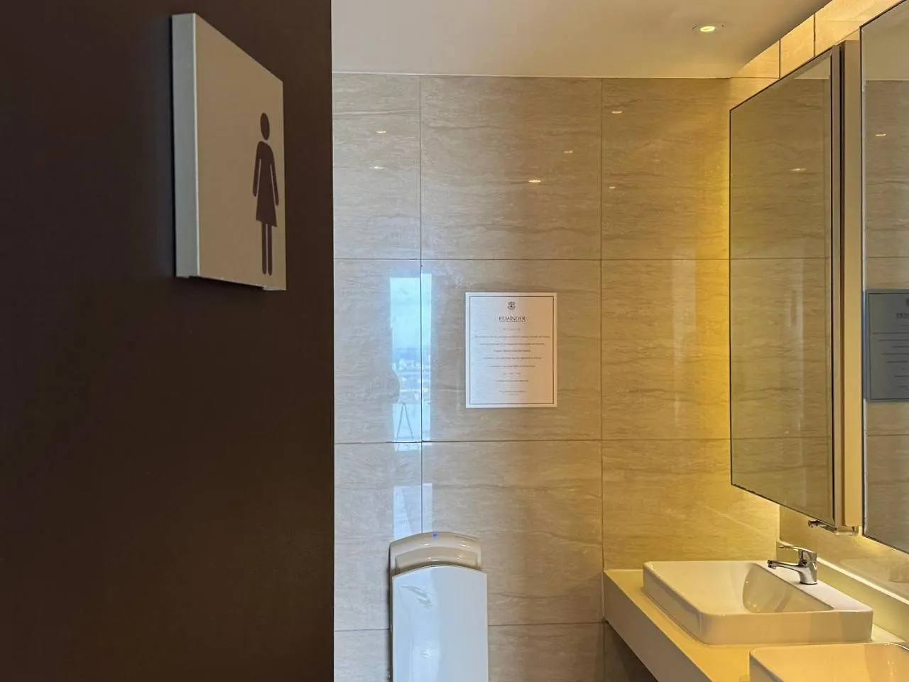 Apartment Condo In Makati With Fast Wifi, Free Pool, Netflix And Own Balcony Manila
