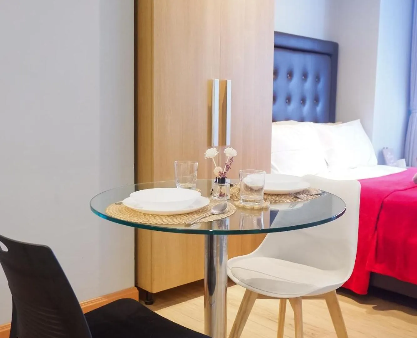 Condo In Makati With Fast Wifi, Free Pool, Netflix And Own Balcony Manila Apartment