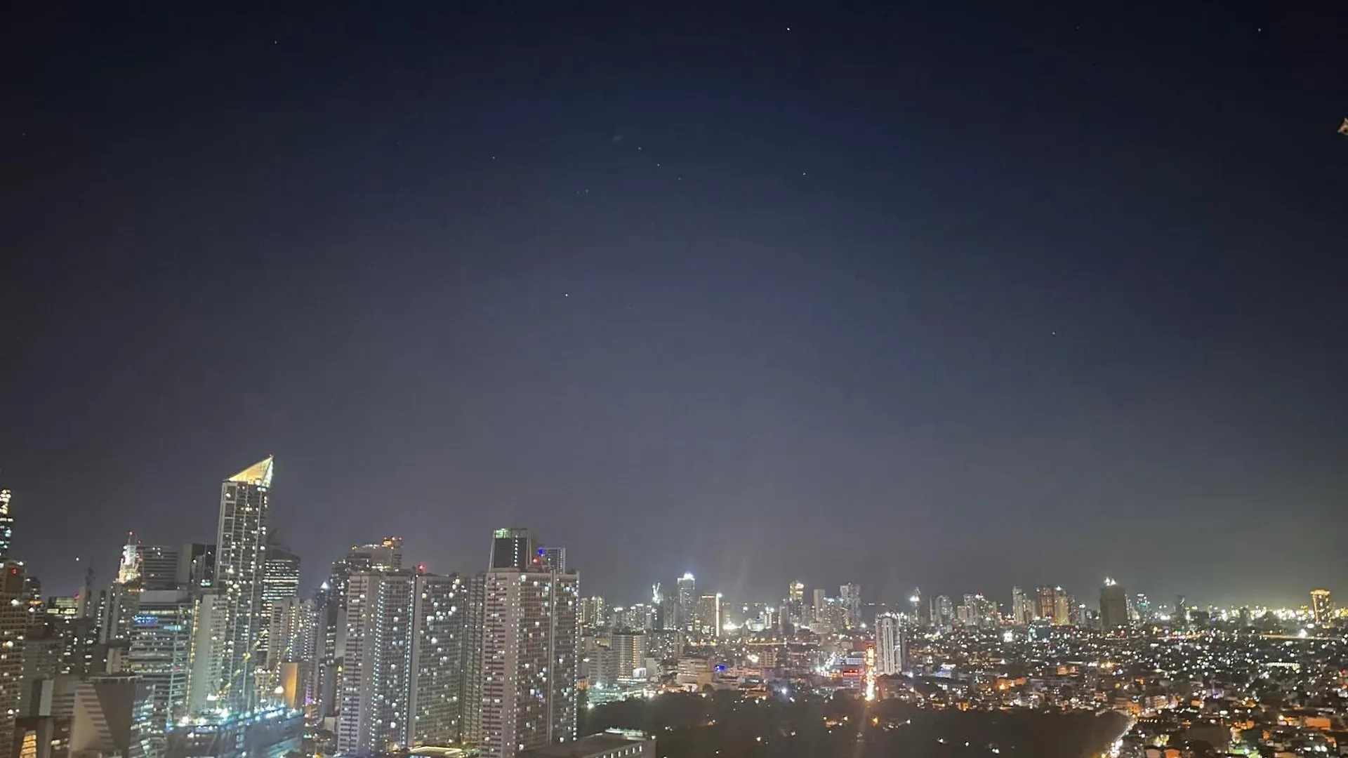 Condo In Makati With Fast Wifi, Free Pool, Netflix And Own Balcony Manila 0*,  Philippines