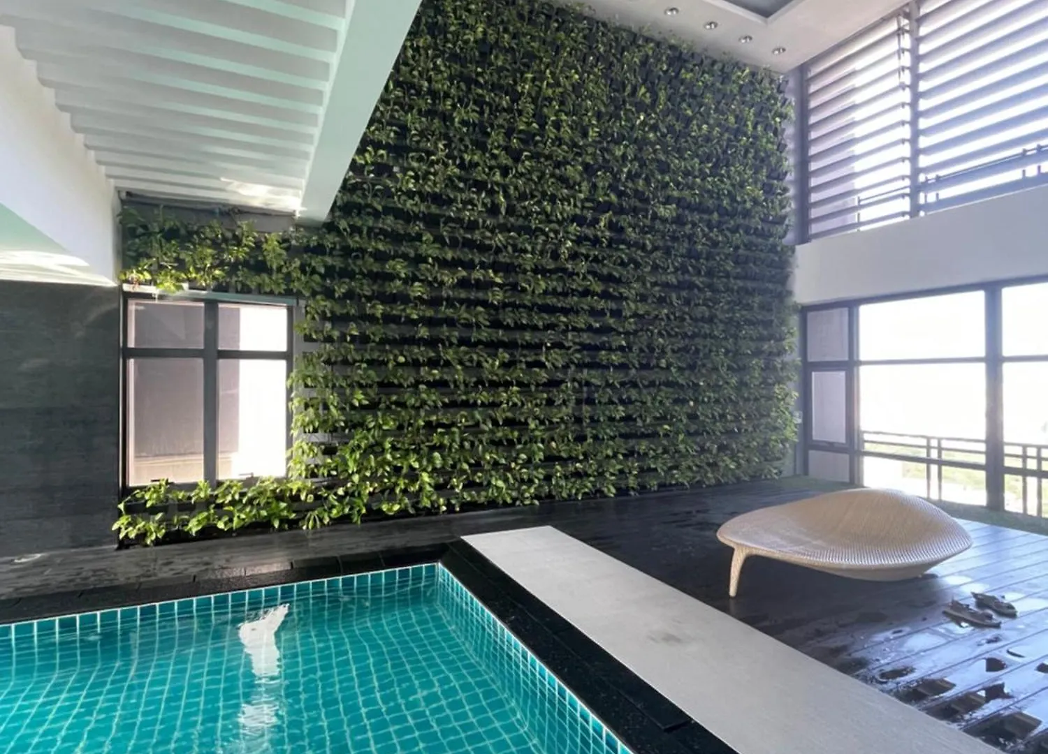 Condo In Makati With Fast Wifi, Free Pool, Netflix And Own Balcony Manila Apartment