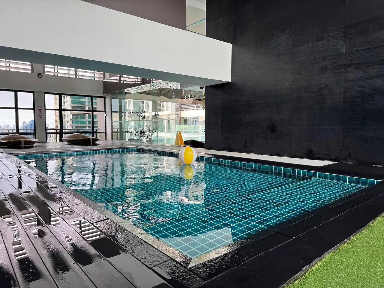 Condo In Makati With Fast Wifi, Free Pool, Netflix And Own Balcony Manila Apartment